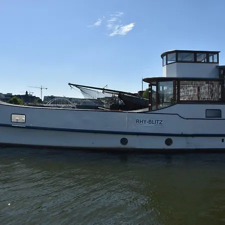 Houseboat Ms Rhy Blitz بوتيل *