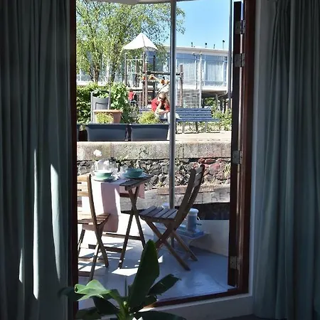 Houseboat Ms Rhy Blitz Botel